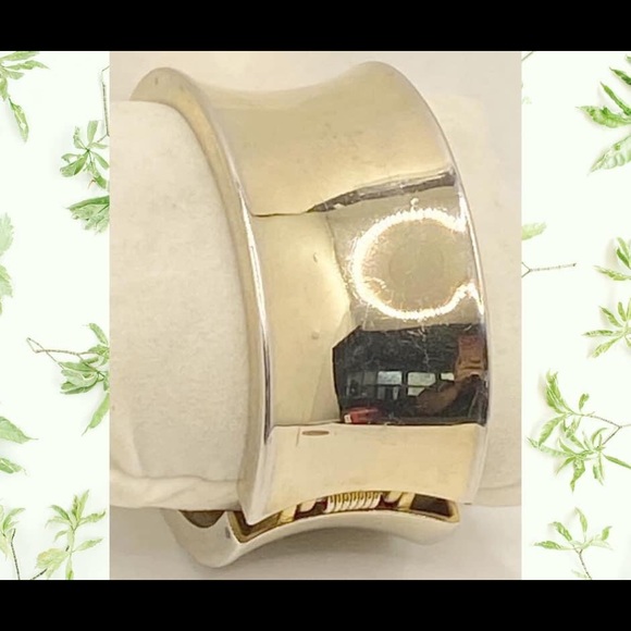 Vintage gold tone wide concave hinged clamper bracelet - Picture 2 of 4